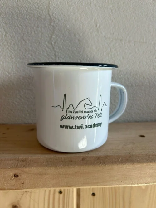 Emailletasse "Glänzendes Fell", dunkelgrün